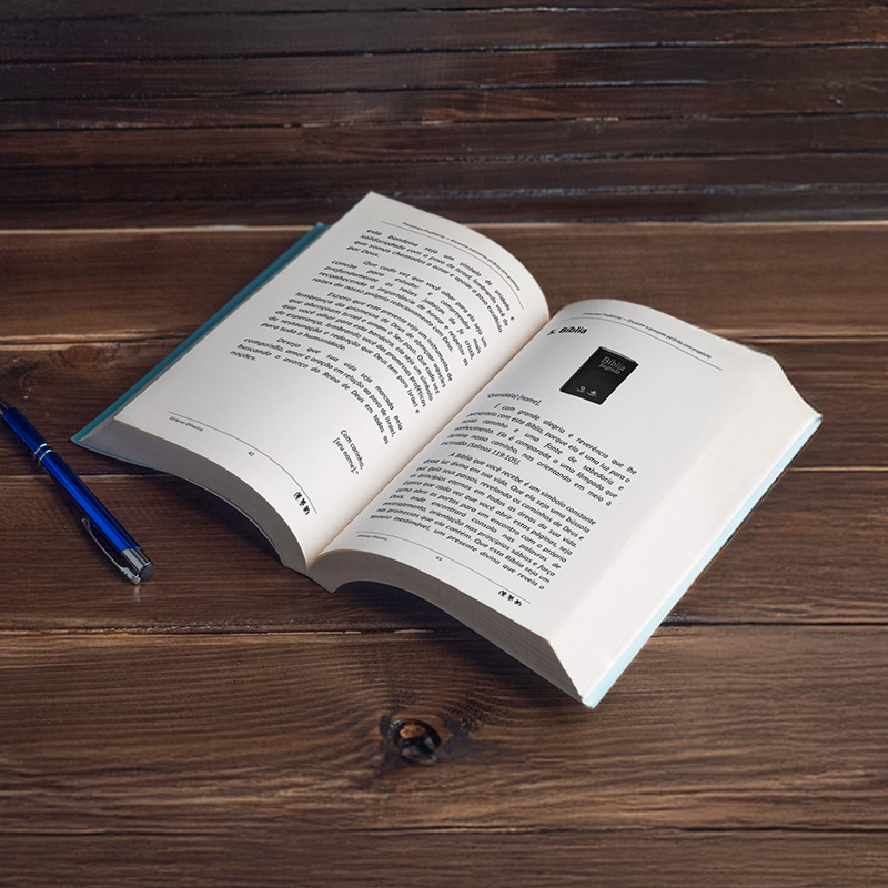 Livro aberto sobre mesa